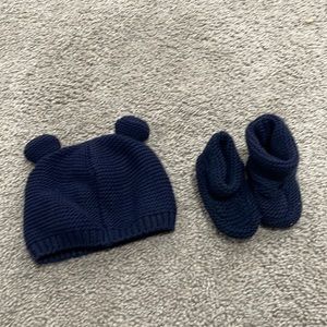 Baby Gap Knit Bear hat and booties size NB